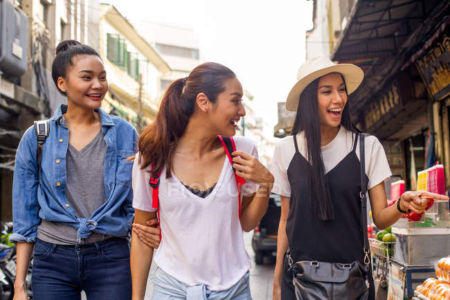 Girlfriends are having fun shopping street food in Chinatown, Thailand — Stock Photo