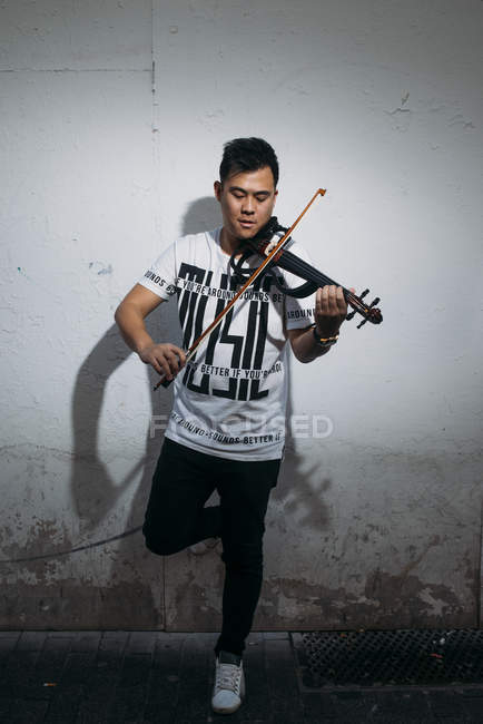 Jovem asiático músico masculino com violino — Fotografia de Stock