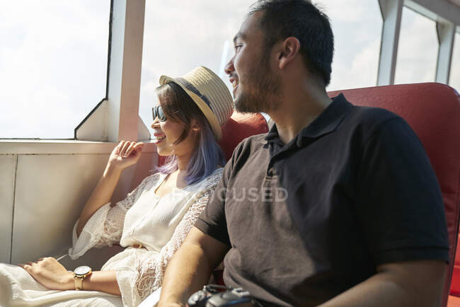RELEASES Junges Paar genießt die Aussicht auf einer Fähre nach Koh Chang, Thailand — Stockfoto