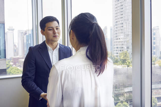 Giovani asiatici uomini d'affari insieme in ufficio moderno — Foto stock