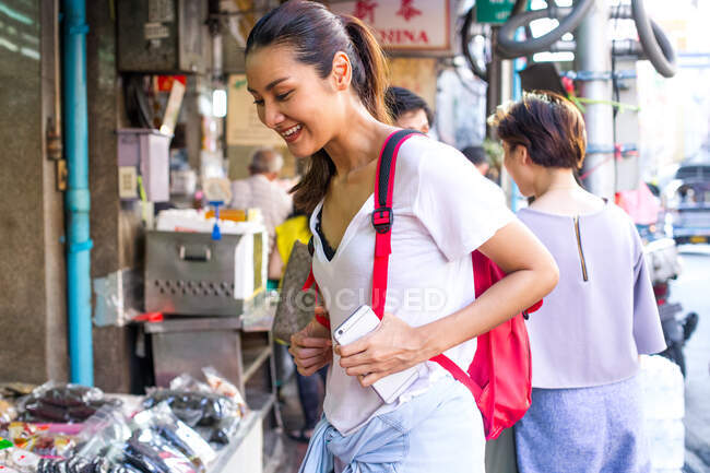 Menina muito tailandesa à procura de alguma lembrança em Chinatown, Bangkok — Fotografia de Stock