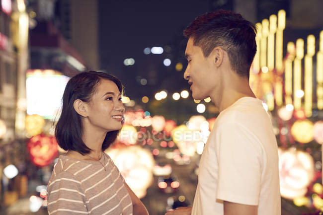 Junges asiatisches Paar verbringt Zeit zusammen beim chinesischen Neujahr — Stockfoto