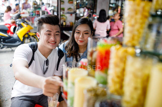 RELEASES Young asian couple sightseeing in a local market in Ho Chi Minh City, Vietnam — Stock Photo