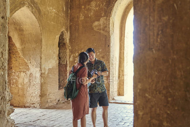Casal jovem viajando dentro do antigo templo, Pagode, Bagan, Mianmar — Fotografia de Stock