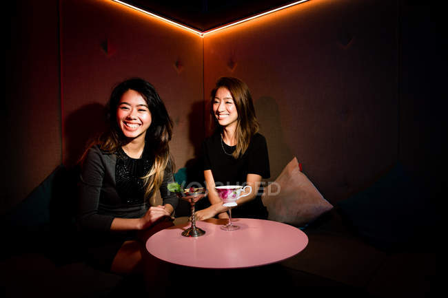 Buenas amigas divirtiéndose en el club nocturno - foto de stock