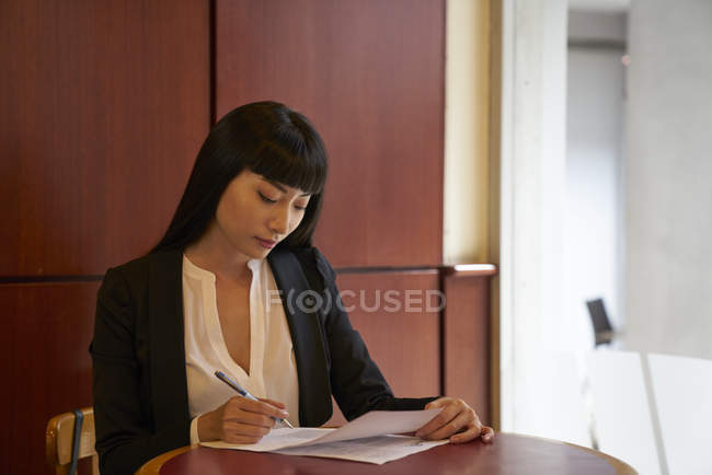 Молода приваблива азіатська бізнес-леді працює в сучасному офісі — стокове фото