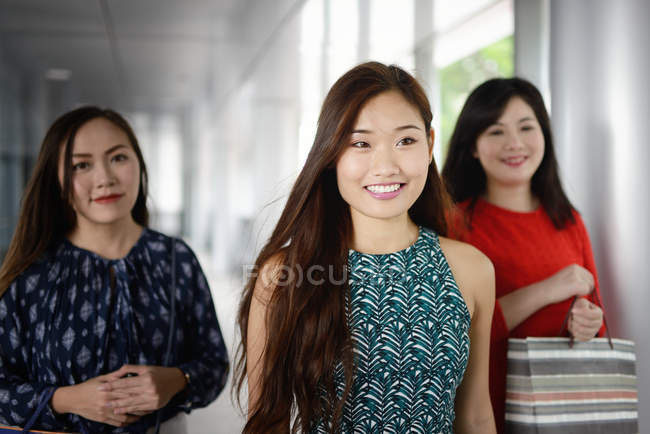 Jovem asiático atraente mulheres com compras sacos — Fotografia de Stock