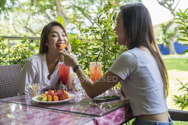 Zwei junge Damen genießen die Früchte. — Stockfoto