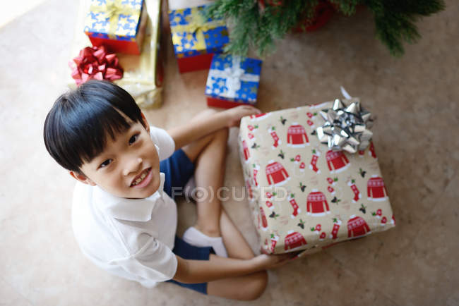 Щасливий азіатський хлопчик святкує Різдво вдома — стокове фото