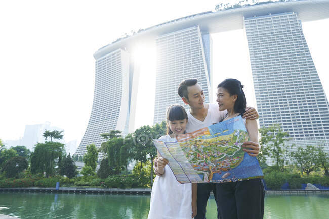 Familie erkundet Gärten an der Bucht mit einer Karte in Singapore — Stockfoto