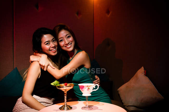 Boa menina amigos se divertindo no clube noturno — Fotografia de Stock