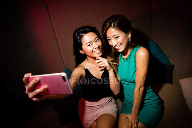 Хороші друзі дівчина, беручи selfie в нічний клуб — стокове фото
