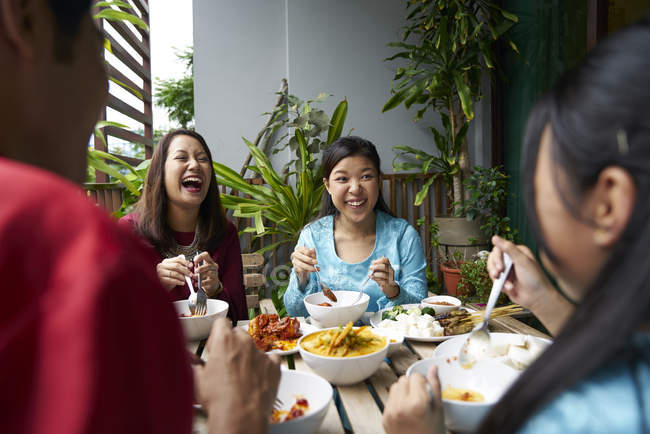 Familia asiática joven celebrando Hari Raya en Singapur - foto de stock