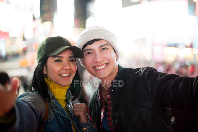 Retrato de hermosa pareja asiática, Nueva York, EE.UU. - foto de stock