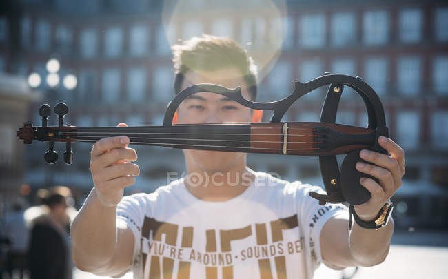Jeune asiatique musicien mâle avec violon — Photo de stock