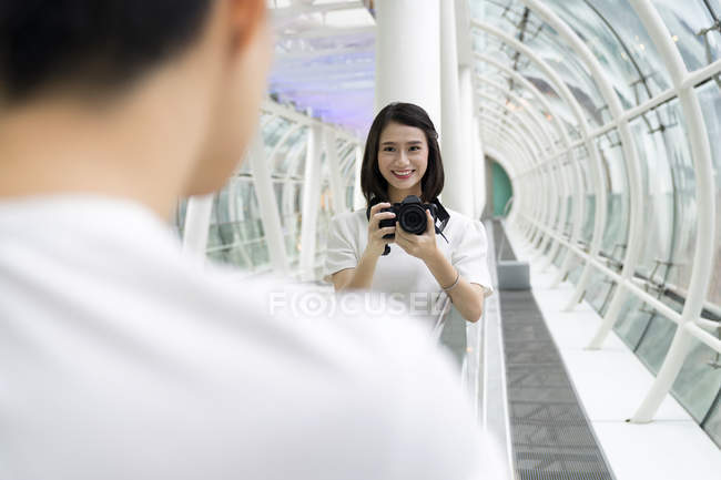Jung attraktiv asiatisch pärchen zusammen taking foto auf camera — Stockfoto