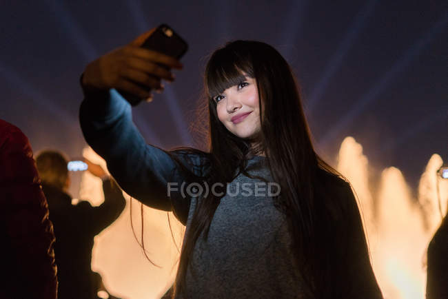 Jeune belle asiatique femme prise selfie — Photo de stock