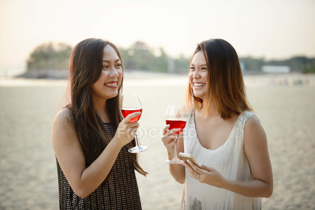 Jovem atraente asiático mulheres tendo bebida juntos — Fotografia de Stock
