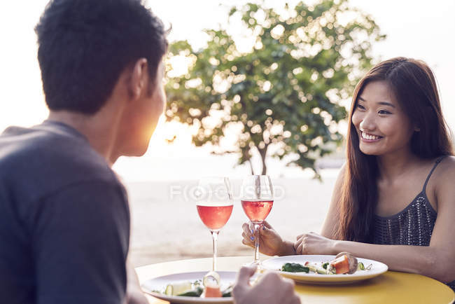 Atractivo joven asiático pareja teniendo beber - foto de stock