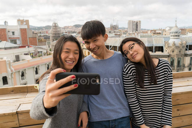 Amis prenant un selfie ensemble sur le balcon — Photo de stock