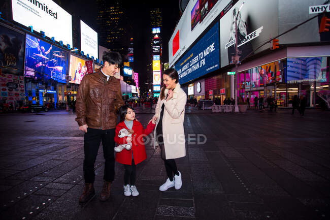 Familia feliz pasando un buen rato en Times Square en Nueva York. - foto de stock