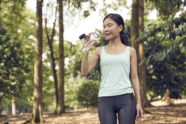 Femme hydratante après l'entraînement — Photo de stock