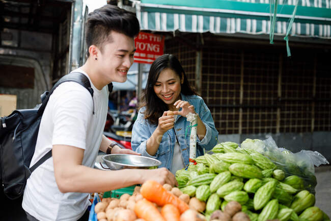LIBERTAS Pareja asiática joven haciendo turismo en un mercado local en Ho Chi Minh City, Vietnam. - foto de stock