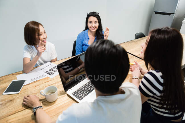Colaboradores en una reunión en un entorno de startup. - foto de stock