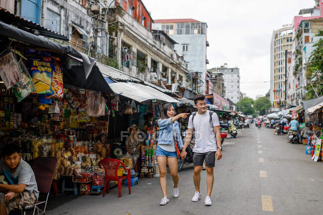 Jeune couple asiatique visitant un marché local à Ho Chi Minh Ville, Vietnam
. — Photo de stock