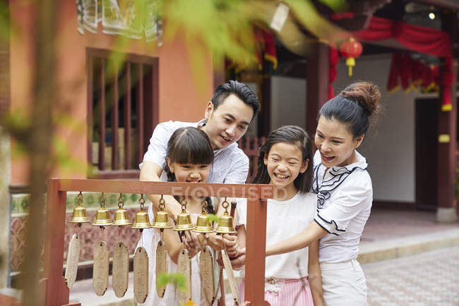 Felice famiglia asiatica trascorrere del tempo insieme nel tradizionale santuario di Singapore — Foto stock