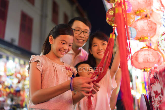 РЕЛИЗ Семья собирается на прогулку по Китайскому кварталу и глядя на китайский Новый год украшения — стоковое фото