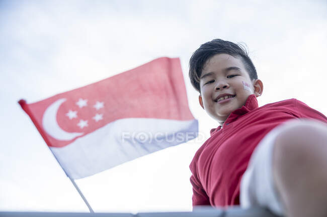 Un niño de Singapur orgulloso. - foto de stock