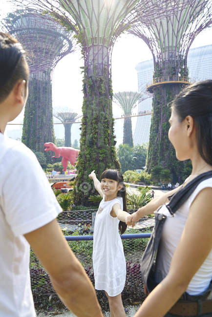 Familie erkundet Gärten an der Bucht, Singapore — Stockfoto