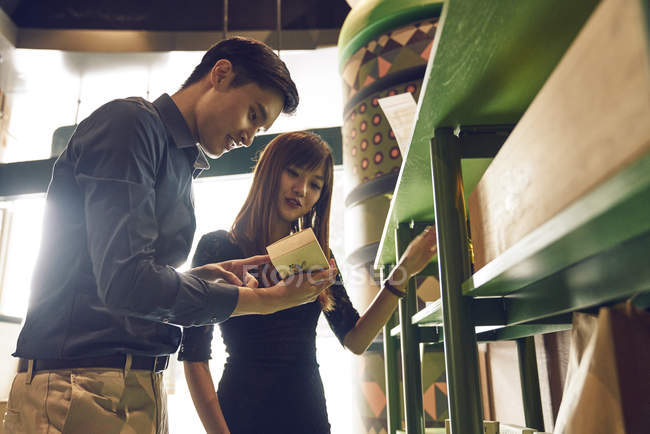 Glücklich junge asiatische Paar in shop — Stockfoto