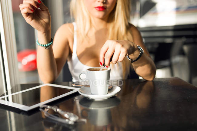 Ritratto di bella giovane donna che beve caffè in una caffetteria . — Foto stock