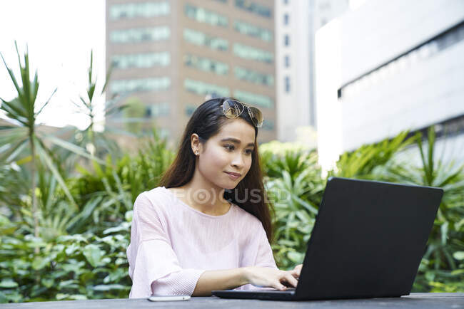 Молодая красивая женщина на ее ноутбуке — стоковое фото