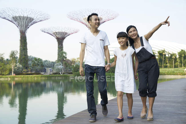 Turistas que exploram Jardins perto da Baía, Singapura — Fotografia de Stock
