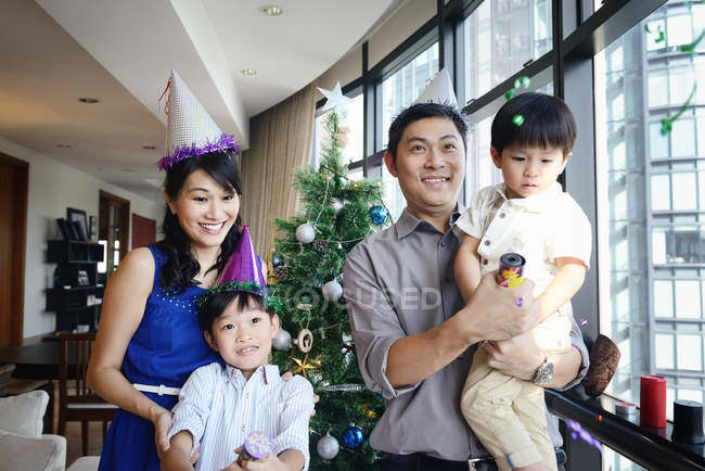 Щаслива азіатська сім'я святкує Різдво разом вдома — стокове фото