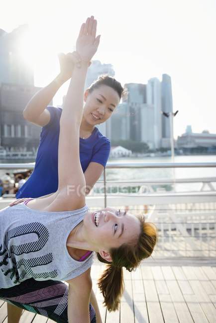 Jovem asiático mulheres fazendo alongamento ao ar livre — Fotografia de Stock