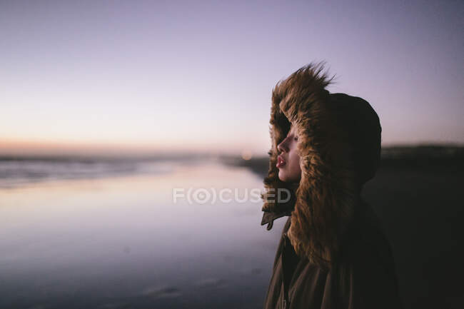Retrato de uma jovem mulher em Milford Sound, Nova Zelândia — Fotografia de Stock
