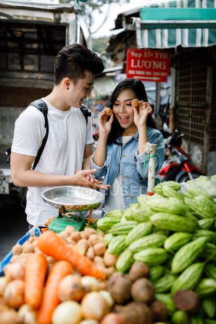 LIBERTAS Pareja asiática joven haciendo turismo en un mercado local en Ho Chi Minh City, Vietnam. - foto de stock