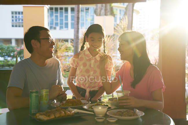 LIBERTAS Jovem feliz asiático família comer juntos no café — Fotografia de Stock