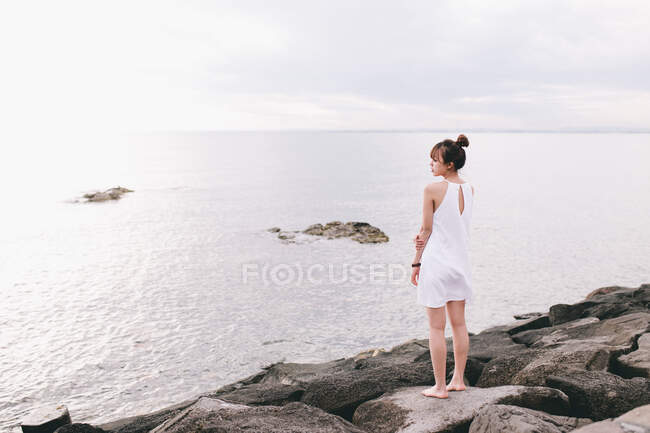 Jovem desfrutando da vista na Austrália pela praia — Fotografia de Stock