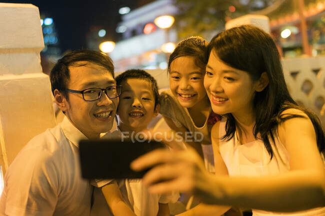 Tenendo insieme famiglia asiatica giovane selfie — Foto stock