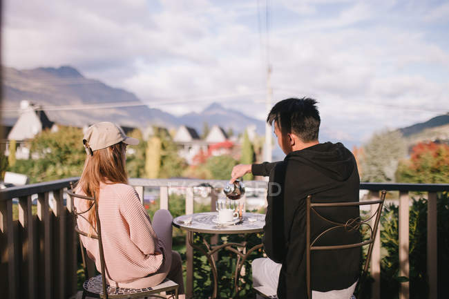 Couple refroidi par le balcon à la maison à Queenstown, Nouvelle-Zélande — Photo de stock