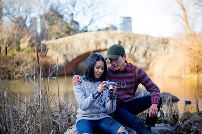 Jeune couple assis et relaxant à Central Park, New York, USA — Photo de stock