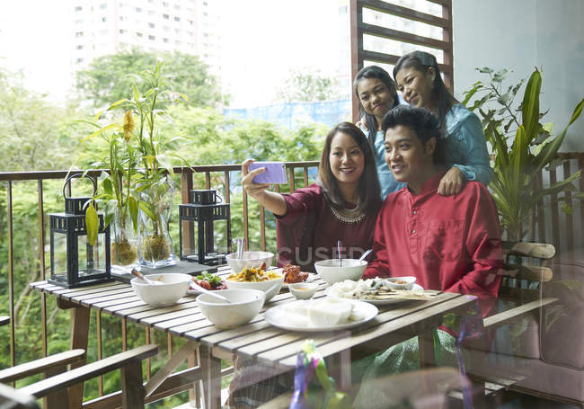 Asiática família celebrando Hari Raya juntos em casa — Fotografia de Stock