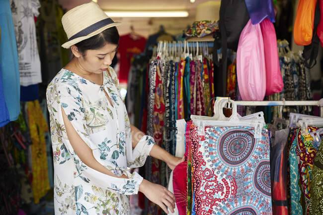 RELEASES Young woman shopping for clothes in Koh Chang, Thailand — Stock Photo