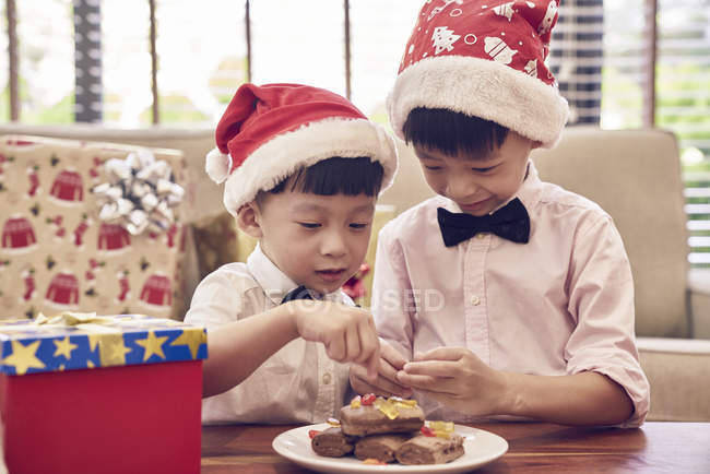 Feliz asiático chicos celebrando Navidad juntos - foto de stock