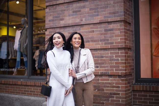 Дві красиві азіатські жінки разом в Нью-Йорку, США — стокове фото